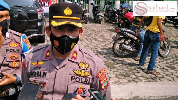 Bersihkan Reruntuhan Sisa Banjir di Jalan M. Noer, Kapolsek TBU  : Jangan Buang Sampah Sembarangan